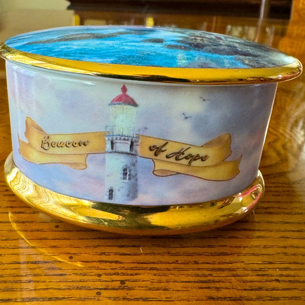 Thomas Kinkade, “BEACON OF HOPE”  Lighthouse Music Box